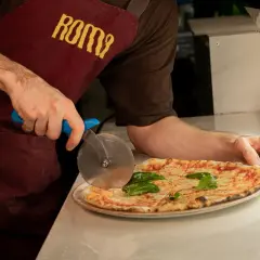 Pizza w Polsce 2026: Aktualne ceny, ukryte koszty i triki oszczędności.
