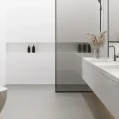 Modernes, minimalistisches bad ohne fenster mit freihängendem WC, Doppelwaschtisch und schwarzem Handtuchwärmer.