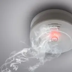 Rauchmelder mit rotem Licht und Rauch, der auf eine e zigarette hinweist.