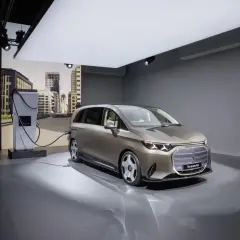Voiture électrique branchée à une borne. Est-ce que les voitures électriques sont automatiques ? Ce modèle semble prêt à l'emploi.