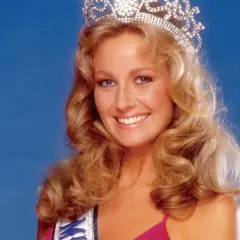 Yvonne Ryding, Miss Universe 1984, strålar med sin krona och ett brett leende.