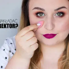 Kobieta nakłada korektor pod oczy za pomocą gąbeczki.