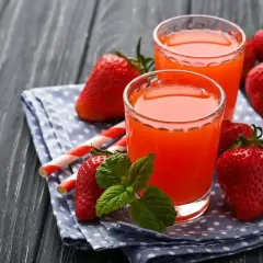 Dwa szklanki orzeźwiającego napoju, idealnego na lato. Pomyśl, jak zrobić kompot z truskawek, by uzyskać taki kolor i smak!