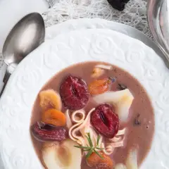 Tradycyjna czernina przepis babci z suszonymi śliwkami, morelami i jabłkami, podana z makaronem.