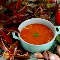 Jesienny przepis na zupę pomidorową. Aromatyczna, rozgrzewająca zupa z pomidorów, podana z listkami bazylii.