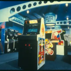 Nostalgiczne gry z salonów gier lat 80. w pełnej krasie: Space Wars, Missile Command i inne klasyki.
