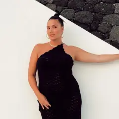 Jak nosić koszulę oversize? Wysmuklające triki dla każdej figury