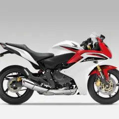 Sportowy motocykl Honda CBR600F w białej i czerwonej kolorystyce, gotowy do dynamicznej jazdy.