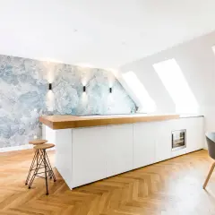 Moderne Küche mit floraler Tapete und Holzakzenten. Perfekt, um eine stilvolle Penthousewohnung einzurichten.