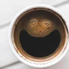 Uśmiechnięta pianka na kawie. Czy to znaczy, że kawa jest decaffeinato?