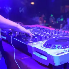 Ile bierze DJ? Poznaj ceny i ukryte koszty wynajmu artysty