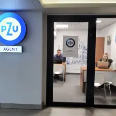Biuro agenta PZU w Rzeszowie z pracownikami za ladą.