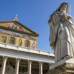 Statua di San Paolo davanti alla Basilica di San Pietro e Paolo a Roma.
