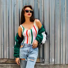 Jak się ubrać w stylu lat 90.? Trendy i look bez efektu przebrania