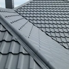 Szary dach z blachodachówki modułowej, idealny wybór dla nowoczesnego domu.