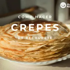 Una pila de crepes dorados y finos, listos para disfrutar. Aprende qué es crepe y cómo hacerlos deliciosos.