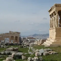 Ateny: Erechtejon z Kariatyda i ruiny Propylejów na Akropolu. Warto zobaczyć!