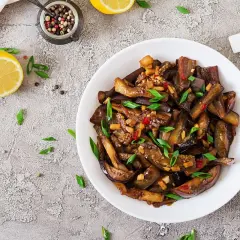 Melanzane in agrodolce, la ricetta della nonna, un piatto saporito e colorato, pronto per essere gustato.