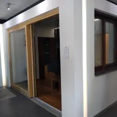 Nowoczesny salon z oknami i drzwiami przesuwnymi, drewniane okna, ciemne okno.