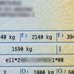 Dokument pojazdu: F.1 2140 kg, F.2 2140 kg, F.3 3940 kg. To pokazuje dodatkową masę w samochodzie.