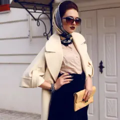 Apaszka z trenczem: Odkryj modne wiązania i triki stylistki