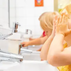 Ile opiekunek w przedszkolu? Kluczowe przepisy i normy dla rodziców