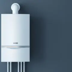 Nowoczesny, biały piec gazowy wiszący na ciemnoszarej ścianie. Idealny do domu 150m2.