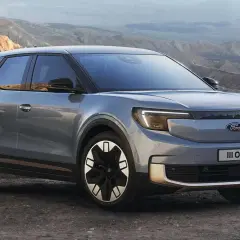 Nowy Ford Explorer, jeden z najnowszych modeli Forda, zaparkowany na tle górskiego krajobrazu.