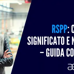Donna sorridente in giacca, con testo su RSPP: compiti, significato e nomina - guida completa. L'incarico RSPP spiegato.