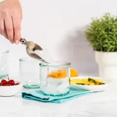Jak odmierzyć 300g mąki bez wagi? Szklanki, łyżki i sekrety!