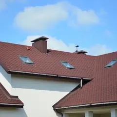 Jak uszczelnić dach przy ścianie, aby uniknąć kosztownych przecieków