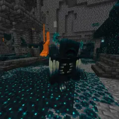 Potężny minecraft warden stoi w mrocznej, kamiennej jaskini, otoczony świecącymi, turkusowymi blokami i płonącą lawą.
