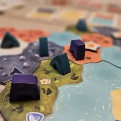 Bunte Spielsteine auf einer Landkarte, die eine spannende Partie **strategie brettspiele** andeutet.