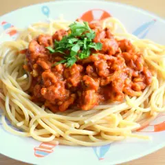 Spaghetti z warzywami: 3 przepisy, idealny sos i porady Adama