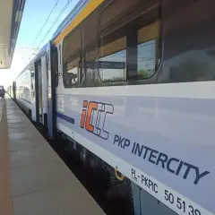 Pociąg PKP Intercity na peronie, gotowy do podróży ze Szczecina do Łodzi.