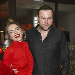 Edyta Herbuś z partnerem, uśmiechnięci, pozują do zdjęcia.