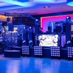 Efektowne atrakcje na 18 urodziny na sali: DJ, balony, światła i ekran z życzeniami.