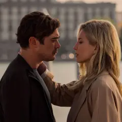Para zbliża się do siebie, w tle widać miasto. Czy to początek romansu, czy zapowiedź dobrego thrillera Netflix?