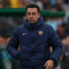 Xavi Hernández, jeden z trenerów reprezentacji Hiszpanii, w zimowej kurtce z herbem FC Barcelony.