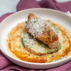 En saftig kycklingfilé med parmesan och örter, serverad i en krämig sås. Ett perfekt middagstips för vardagen.