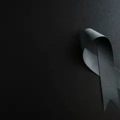 Czarna wstążka symbolizuje żałobę. Ile trwa żałoba? To pytanie, na które każdy musi znaleźć własną odpowiedź.