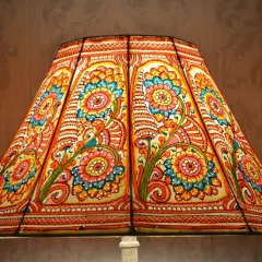Pantalla lampara de pie con diseño floral vibrante en tonos naranjas, azules y amarillos.