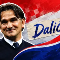 Uśmiechnięty trener reprezentacji Chorwacji, Zlatko Dalić, na tle biało-czerwono-niebieskich barw narodowych.