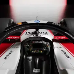 Kokpit bolidu F1 Alfa Romeo. Zastanawiasz się, ile kosztuje bolid F1? To miliony dolarów za maszynę pełną technologii.