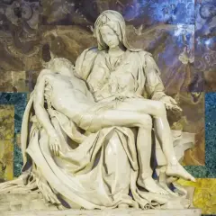 Pieta z Lubiąża, marmurowa rzeźba przedstawiająca Matkę Boską trzymającą martwe ciało Jezusa, na tle zdobionej ściany.