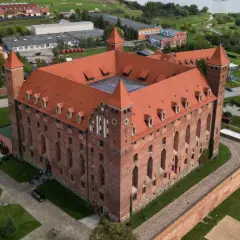 Zamek w Tczewie zaprasza na zwiedzanie. Potężna ceglana budowla z czerwonym dachem i wieżami prezentuje się okazale z lotu ptaka.