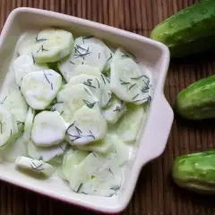 Mizeria z ogórków w kremowym sosie z koperkiem. Idealna śmietana do mizerii to taka, która podkreśli świeżość ogórków.