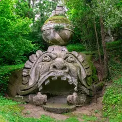 Mostro terrificante nel sacro bosco, con la bocca spalancata e una sfera in cima.