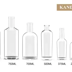 Rząd pustych butelek o różnej pojemności, od 1000 ml do 100 ml. Idealne na wódkę, nawet tę w wersji "małpka".