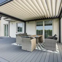 Nowoczesna pergola z meblami wypoczynkowymi na tarasie. Czy zabudowa tarasu wymaga pozwolenia na budowę?